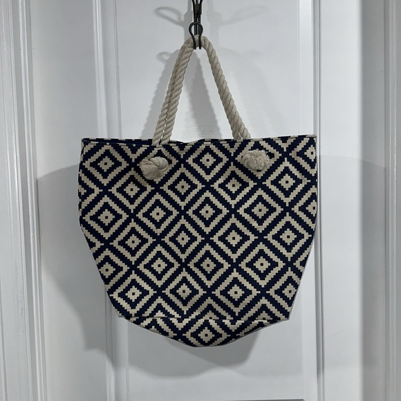 ⭐️SOLD⭐️NWOT Summer & Rose Tote Bag with button closure - Picture 7 of 7